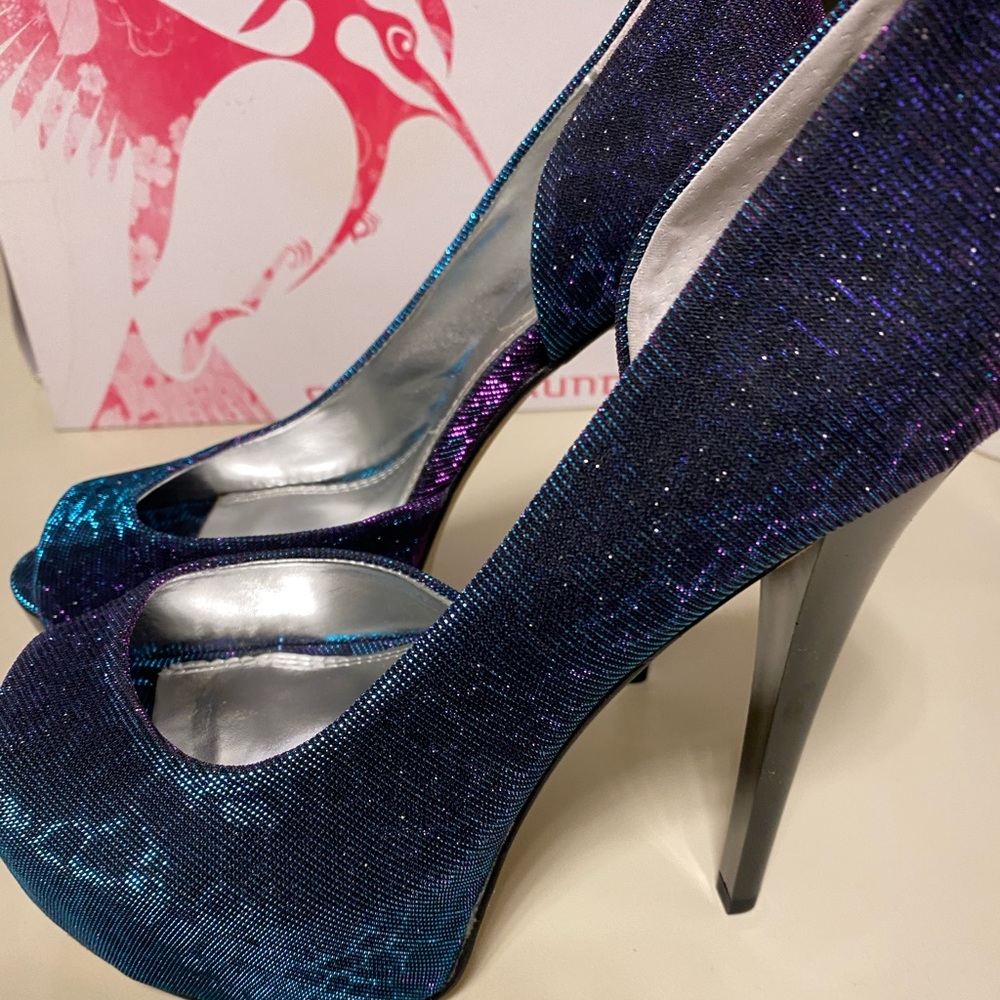 Iridescent Chinese Laundry pumps